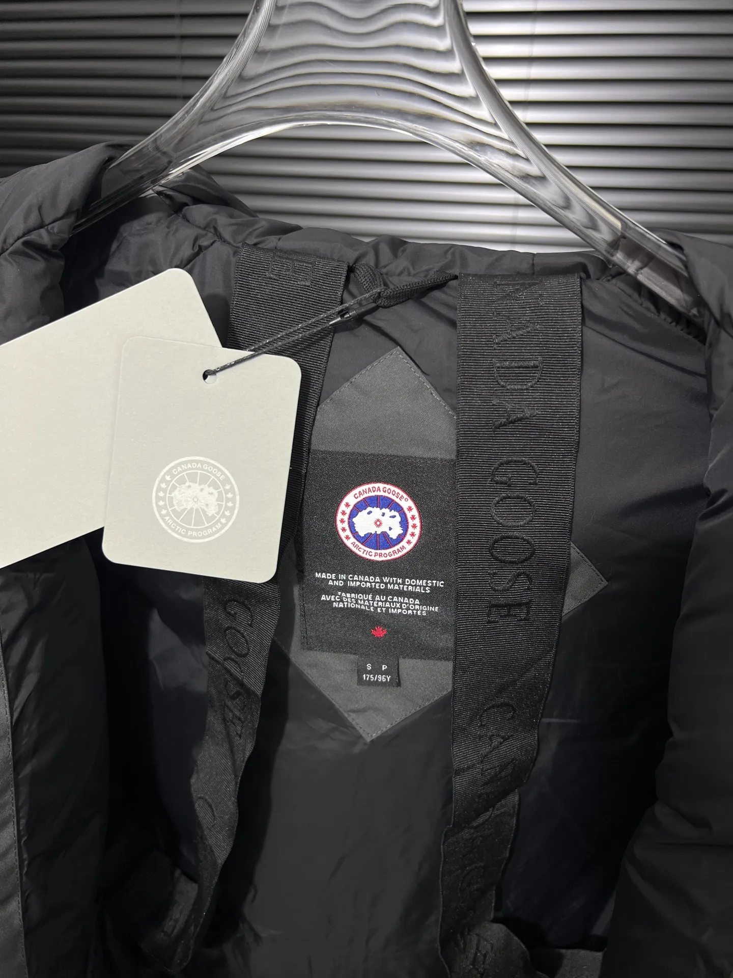 P720 🆕Top version! Comes with a tote bag! Chip version💰𝑪𝒂𝒏𝒂𝒅𝒂 𝑮𝒐𝒐𝒔𝒆/Canada Goose Chilliwack Goose 01 bomber jacket down! The top original replica version refers to the highest version in China currently (there is no one) ⚠️Note: There is no foundry in China! ! ! Saying it is original order, ZP goods, pure original goods, etc. is just a gimmick by some peers. Do not be deceived!  ⚠️Note: The latest version of this year’s authentic product has a strap (the latest version can be bought at the newly opened Galeries Lafayette Canada Goose counter in Beijing) ⚠️Note: (The authentic product does not have blue wash marks this year) Version comparison introduction 1⃣️Top replica: Made of 18-count polyester-cotton blended fabric imported from South Korea (authentic synchronized fabric), national standard 90 white duck down, western Canadian coyote hair 2⃣️Mid-range version: Made of domestically produced 21-count polyester-cotton fabric, 50% standard white duck down, Eastern Canada coyote hair, top original goose analysis Analysis 1 (wolf hair): All customers are guaranteed to receive a fur collar that is grayer than the original color. Each wolf hair is 55cm long and 14cm wide, all made from wild first-grade gray wolf skins in western Canada! Analysis 2 (Trademark): We use dyed embroidery thread to truly achieve 100% reproduction of the trademark, ensuring that the embroidery thread is exactly the same as ZP, with zero color difference and 100% reproduction of the map letters! (We can guarantee that no one in our industry is more attentive and professional than us!) Analysis 3 (fabric): As we all know, the Canada Goose ZP fabric in previous years was a 21-count polyester-cotton washed, calendered and brushed fabric that was relatively hard. Last year and this year, dozens of authentic products purchased were all made of 18-count pure cotton fabrics, and we finally decided to use 18-count polyester cotton! (ZP synchronized fabric) Analysis 4 (Accessories): Domestic exclusive version of Velcro, one to one Y-shaped double hook original Velcro, YKK zipper, exclusive original workmanship of washed threaded down jacket!  Authentic products are not 100% perfect and flawless. Authentic products also have velvet hair loss, and most of the authentic wolf fur is mainly eastern yellow wolf fur. (Because our wolf skins are all auctioned at the same auction house as authentic products) There is an auction list to prove it.  At the same time, I will teach you a trick: buy an authentic product from Tmall, buy a piece of clothing from a merchant you trust at the same time, and come back to compare the details. ⚠️ Remember you get what you pay for! Don't be greedy for small gains, or you will suffer big losses! Color: Black Navy Beige Graphite Gray Royal Blue Size: XS S M L 54 120 84 79 140-160 XL 56 124 86 81 160-180 XXL 58 128 88 83 180-200